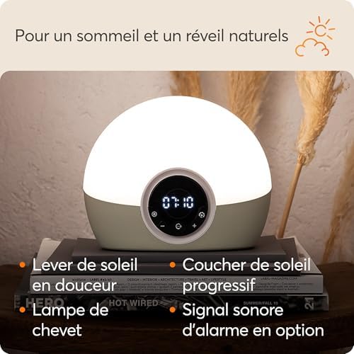 Infographie montrant le réveil Lumie sur une pile de livres, avec des points clés sur ses fonctionnalités.