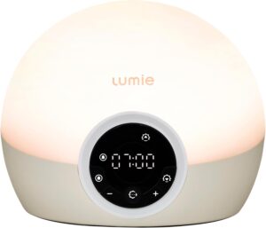 Vue de face du réveil Lumie avec un affichage de l'heure à 07:00, lumière blanche, boutons de contrôle et logo Lumie.