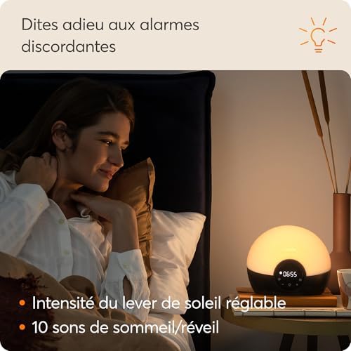 La lampe est posée sur une table de chevet avec une femme assise sur le lit. Des éléments de texte sur l'intensité et les son...