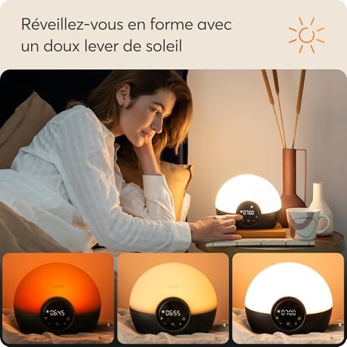 La lampe est posée sur une table de chevet avec une femme assise sur le lit, et trois aperçus de la lampe avec des couleurs d...