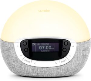 Le radio-réveil Lumie sur fond blanc. L'écran affiche l'heure, 7h00, et le nom de la radio, BLACKBIRD.