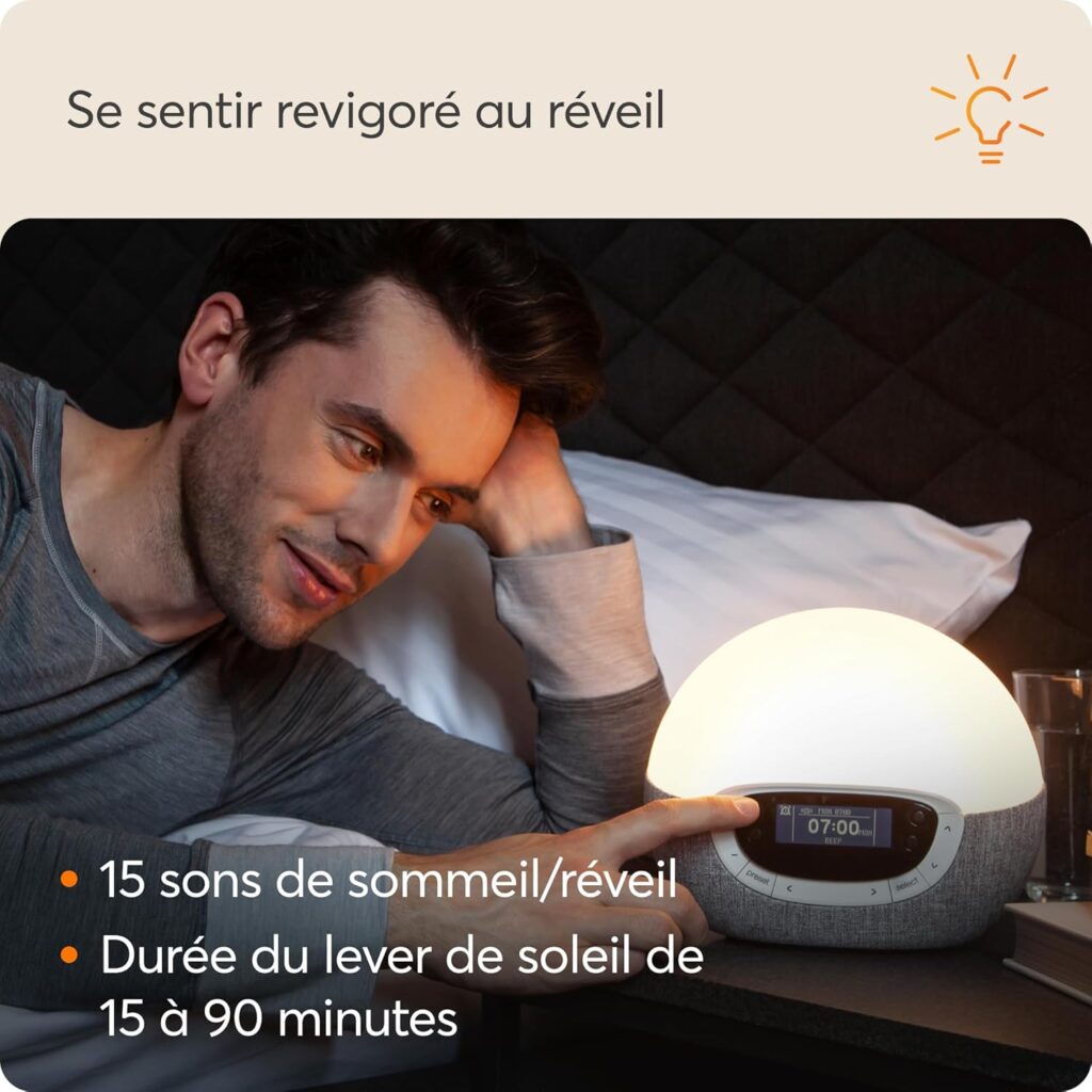 Un homme au lit, l'air réveillé, touchant le radio-réveil Lumie. Du texte informatif est présent en surimpression.