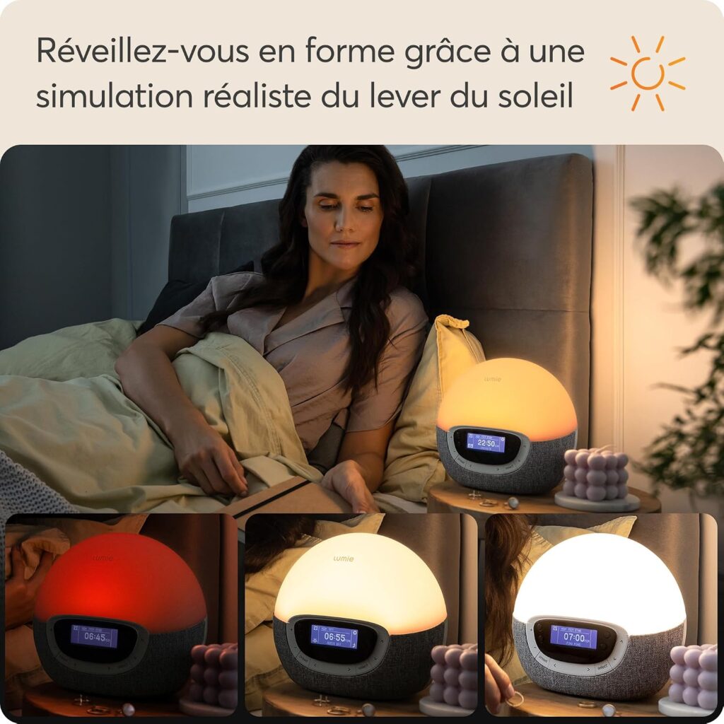 Une femme au lit avec le radio-réveil Lumie sur sa table de chevet. Sous cette image, trois vignettes montrent l'appareil ave...
