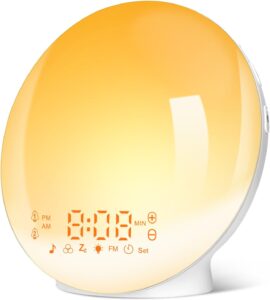 L'image présente le réveil lumineux sur un fond blanc, affichant l'heure 8:08 avec une lumière jaune orangé.