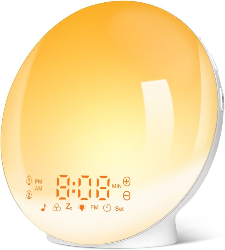 L'image présente le réveil lumineux sur un fond blanc, affichant l'heure 8:08 avec une lumière jaune orangé.