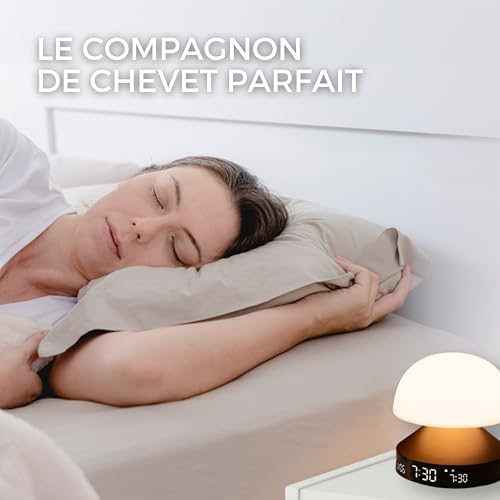 Une femme dort dans un lit, le radio-réveil est posé sur la table de chevet. Texte promotionnel superposé.
