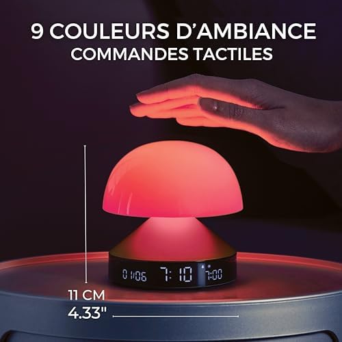 Le radio-réveil est posé sur une table, une main s'apprête à le toucher. Une flèche indique sa hauteur. Texte promotionnel su...