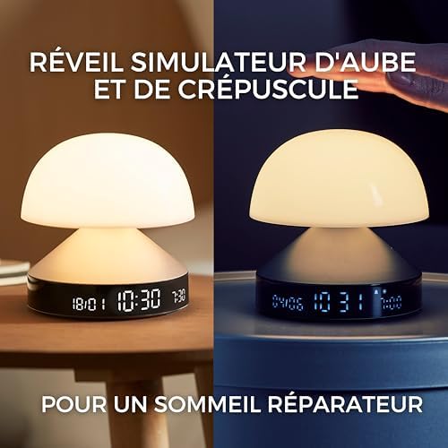 Deux images du radio-réveil côte à côte, l'une sur une table en bois, l'autre sur une table bleue. Texte promotionnel superpo...