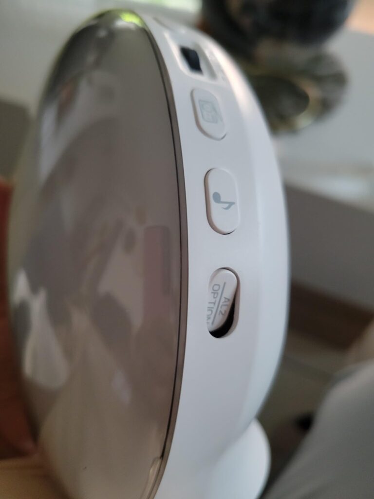 Gros plan sur les boutons de réglage situés sur le côté de l'appareil.