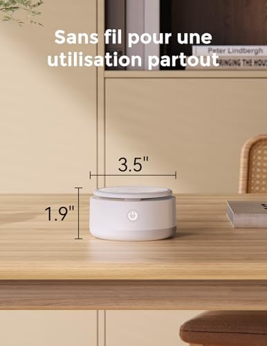 Le générateur de bruit blanc Momcozy posé sur un bureau, avec des annotations de ses dimensions et du texte marketing sur ses...