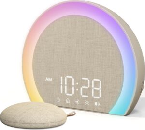 Le radio réveil sur fond blanc avec un coussin vibrant à côté, l'heure est 10:28 AM, l'anneau lumineux est multicolore. Ce vi...