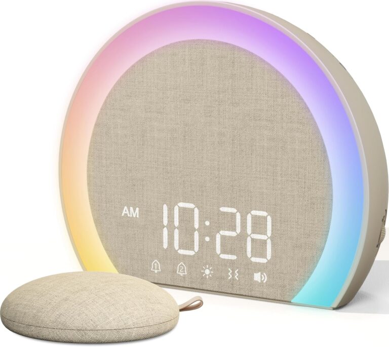 Le radio réveil sur fond blanc avec un coussin vibrant à côté, l'heure est 10:28 AM, l'anneau lumineux est multicolore. Ce vi...