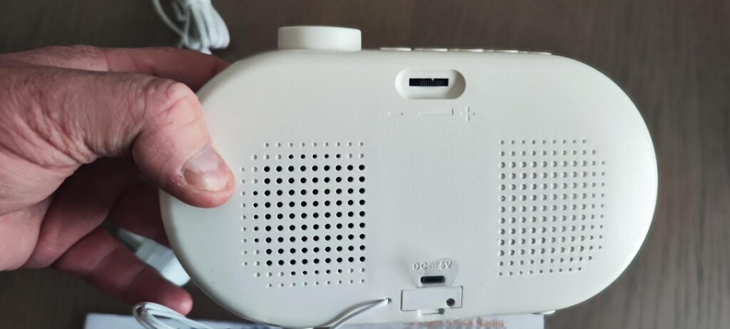 Vue arrière du radio-réveil, montrant les ports et les grilles des haut-parleurs.