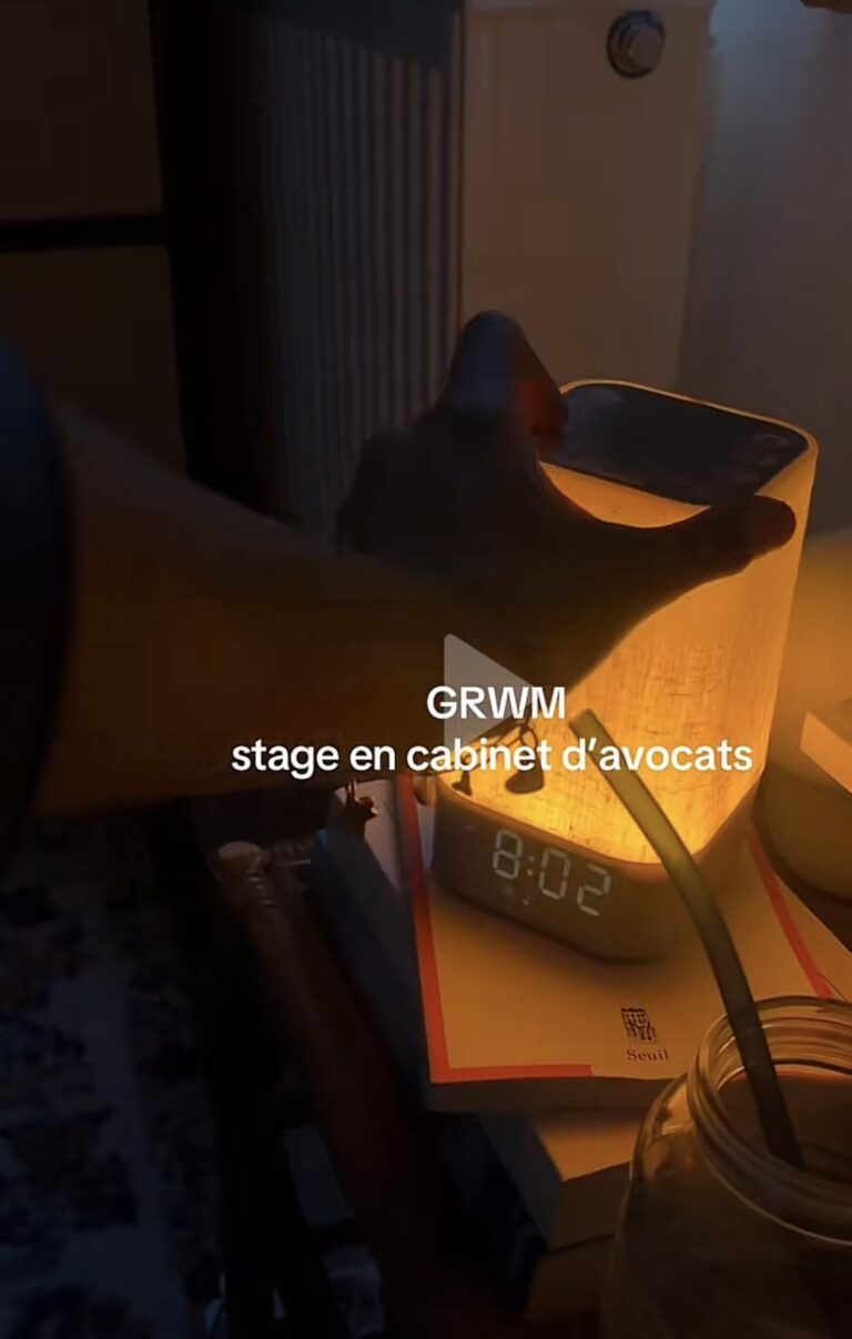 Appareil allumé sur une table de chevet, dans la pénombre. L'heure 8:02 est affichée. Il y a du texte en surimpression.