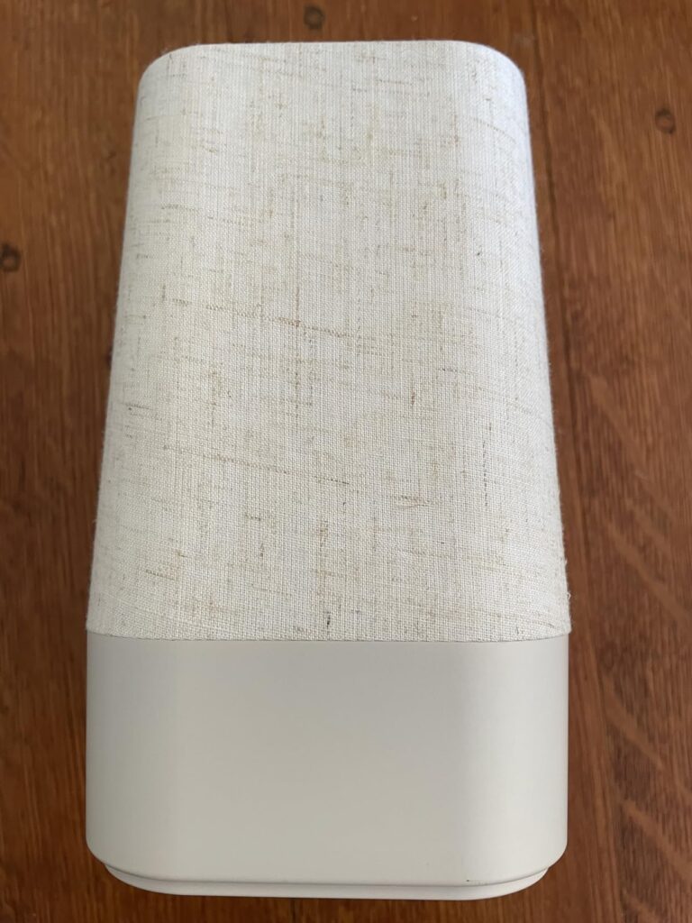 Appareil sur fond de table en bois, vu de face.