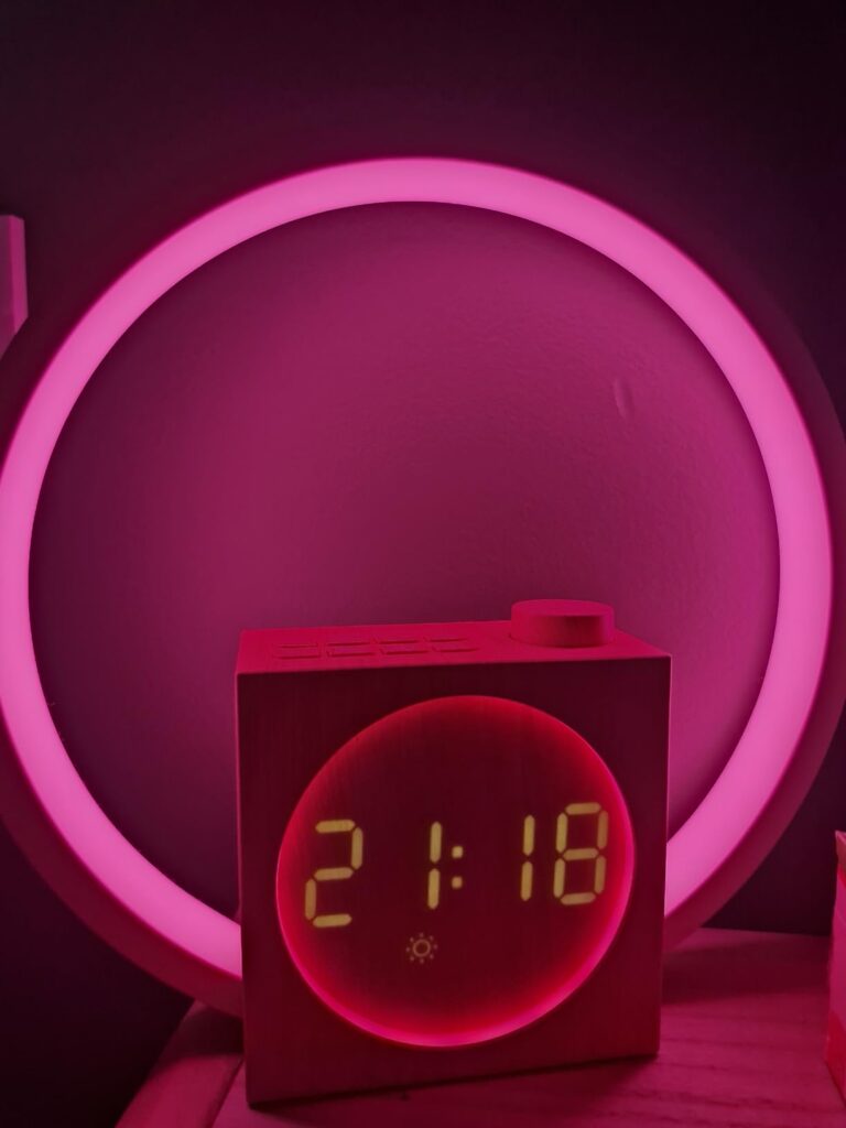 Le réveil-matin lumineux avec l'heure affichée et l'anneau lumineux allumé en rose.