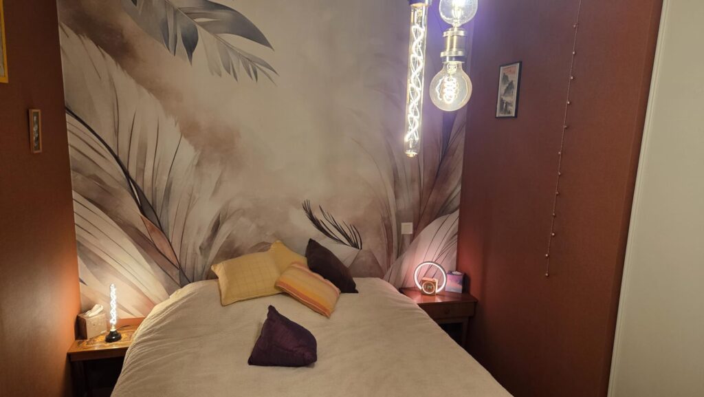 Vue d'ensemble d'une chambre à coucher avec le réveil-matin lumineux sur la table de chevet de droite.