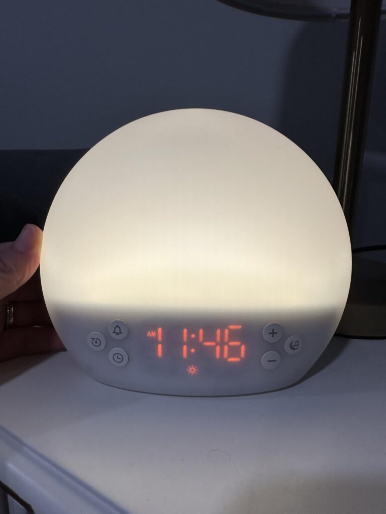 Réveil Lumineux Simulateur d'aube photographié par Caffeinated Hermit, acheteur
