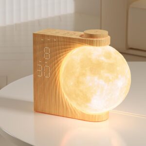 Réveil en bois clair avec un globe lumineux en forme de lune, affichant 8:30. Lumière jaune.