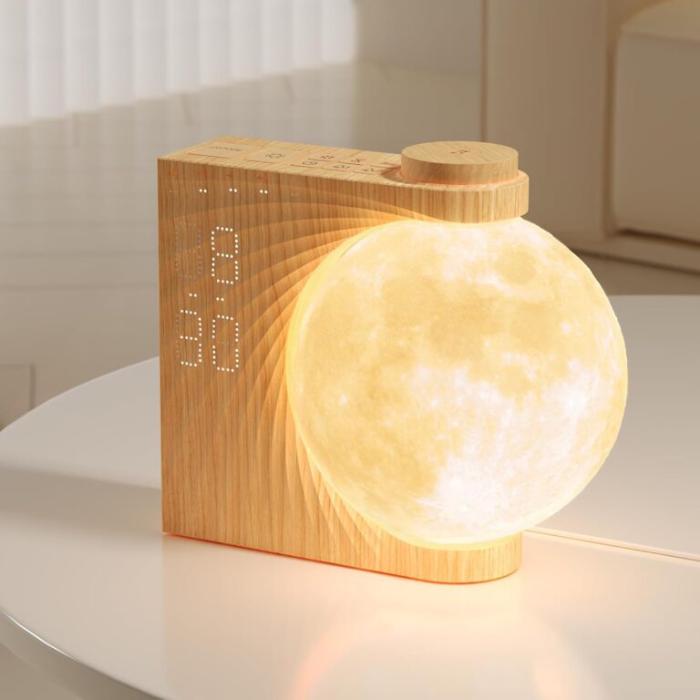 Réveil en bois clair avec un globe lumineux en forme de lune, affichant 8:30. Lumière jaune.