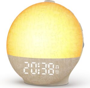 Le radio réveil sur fond neutre, la lumière est jaune clair, l'heure affichée est 20:38.