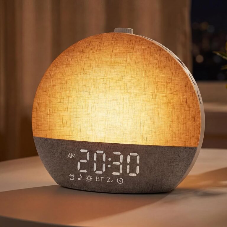 Réveil simulateur d'aube sur une table de chevet, allumé, affichant 20h30.