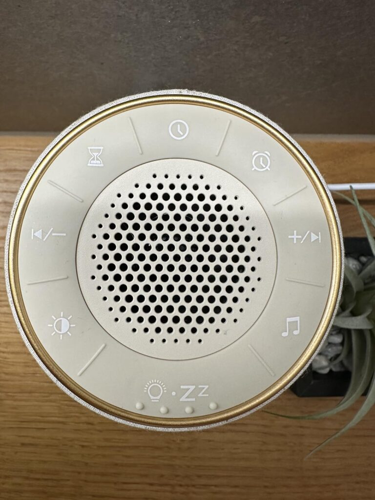 Vue de dessus du produit montrant les commandes et la grille du haut-parleur. Même image que la 1, mais dans un environnement...