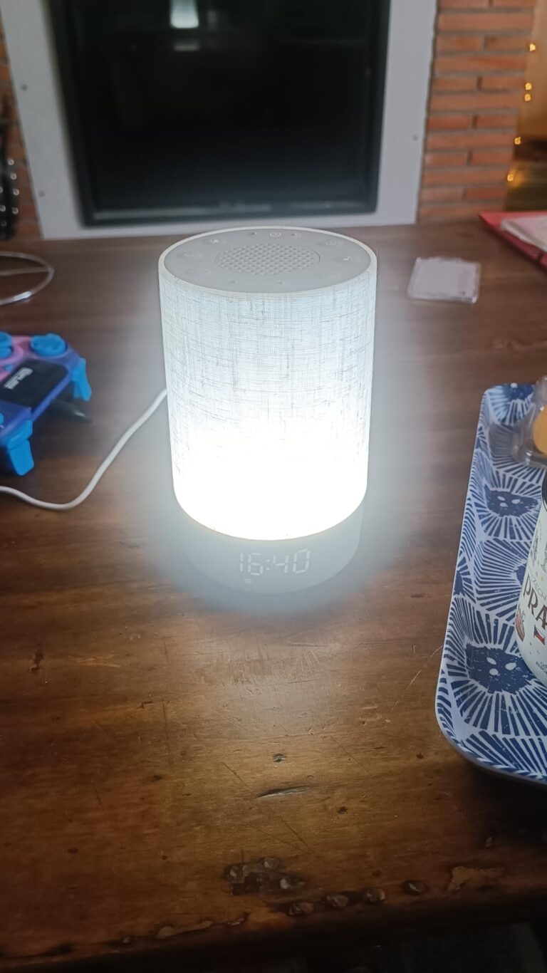 Le réveil en situation, posé sur une table en bois, la lumière allumée.