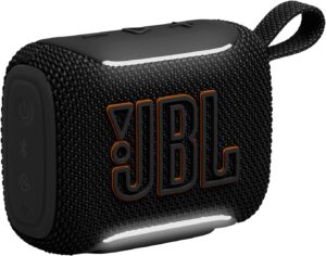 Vue d'ensemble de l'enceinte JBL Go 3 noire, de trois quarts, légèrement par le dessus, avec les boutons sur le côté gauche.