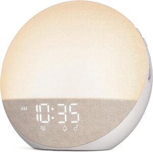 Le radio-réveil sur fond blanc. L'image 1 montre la même chose.