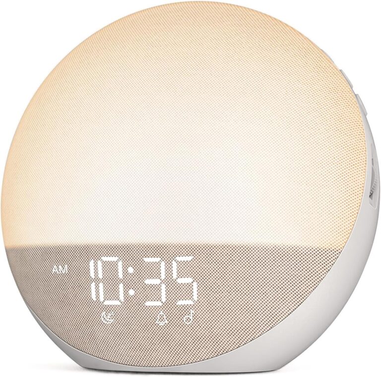 Le radio-réveil sur fond blanc. L'image 1 montre la même chose.