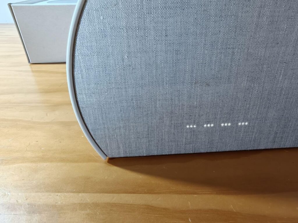 Détail de la face avant du produit en tissu, avec des indicateurs lumineux.