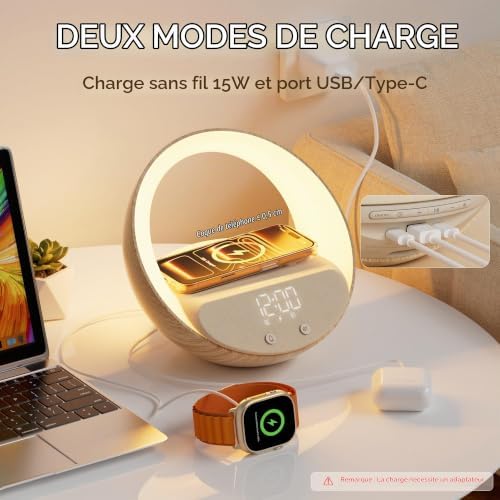 Le radio-réveil posé sur une table de chevet, avec un smartphone en charge par induction et une montre connectée en charge vi...