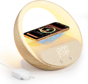 Le radio-réveil vu de face, avec un smartphone posé sur le socle de recharge et le chargeur secteur branché.