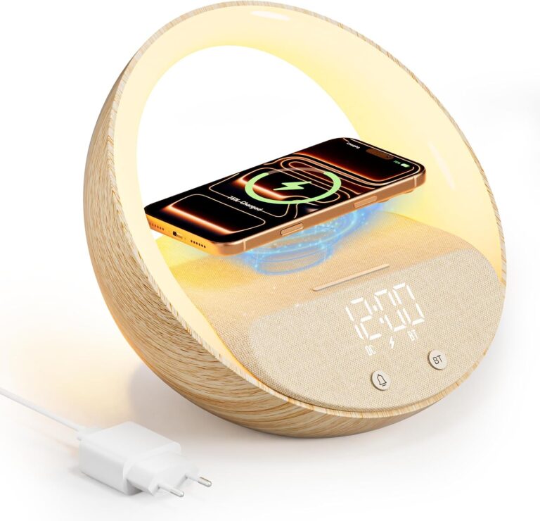 Le radio-réveil vu de face, avec un smartphone posé sur le socle de recharge et le chargeur secteur branché.