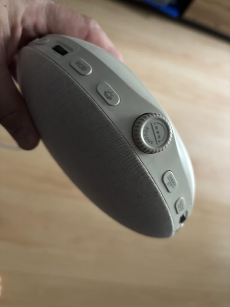 Vue du dessus du réveil, montrant les boutons de contrôle et le bouton rotatif.