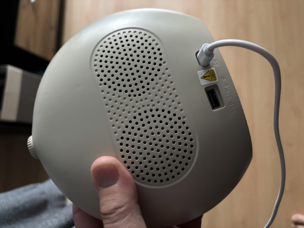 Vue arrière du réveil, montrant les grilles des haut-parleurs et les ports USB.