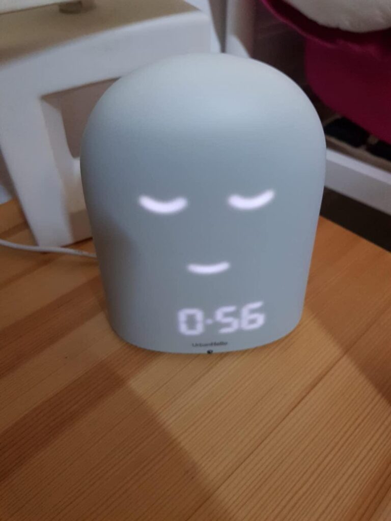 Le Remi est montré de face, dans une chambre d'enfant. L'écran affiche '0:56' et un visage endormi.