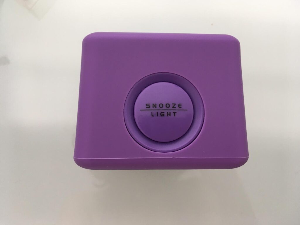 Vue de dessus du réveil Plumeet, avec le bouton Snooze/Light.