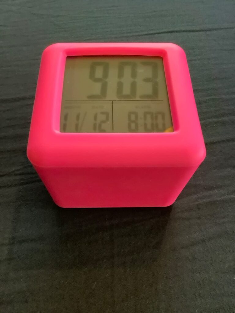 Le réveil Plumeet, couleur rose, affichant l'heure et la date.