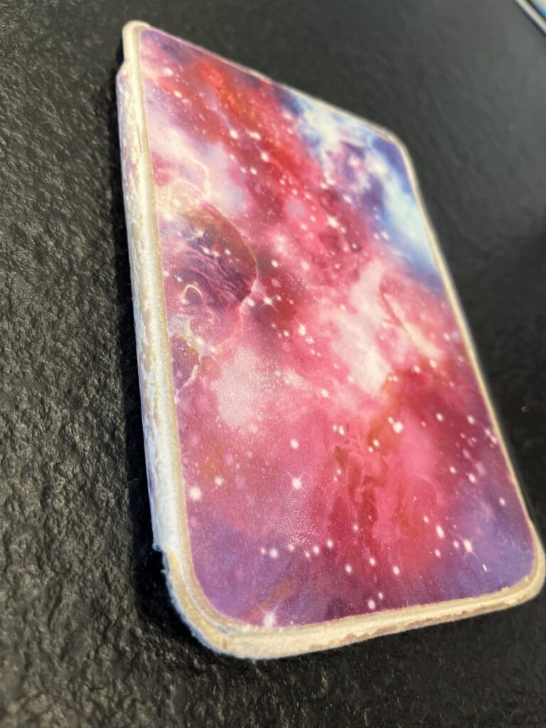 Vue en angle de la liseuse avec une coque galaxie.