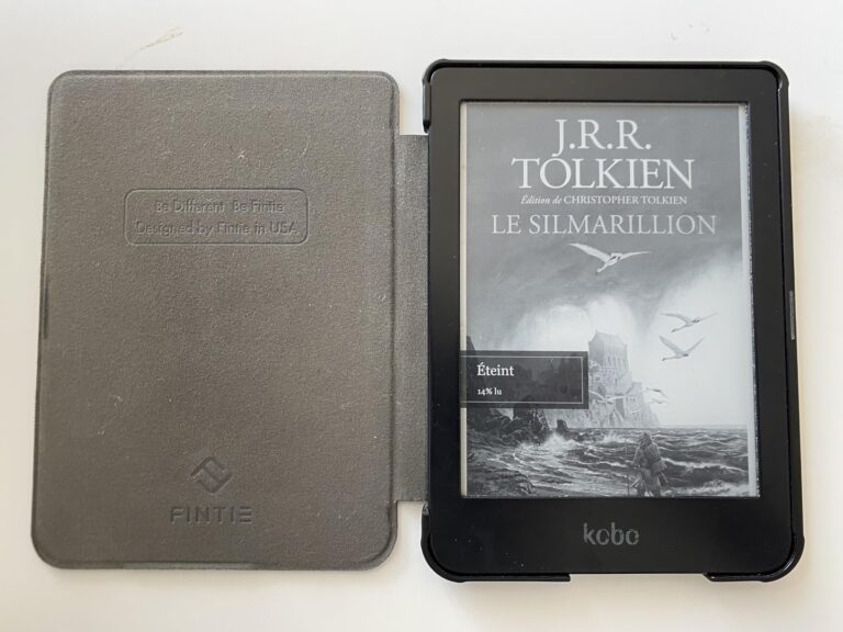 Liseuse Kobo en plan large, affichant un livre et sa coque ouverte
