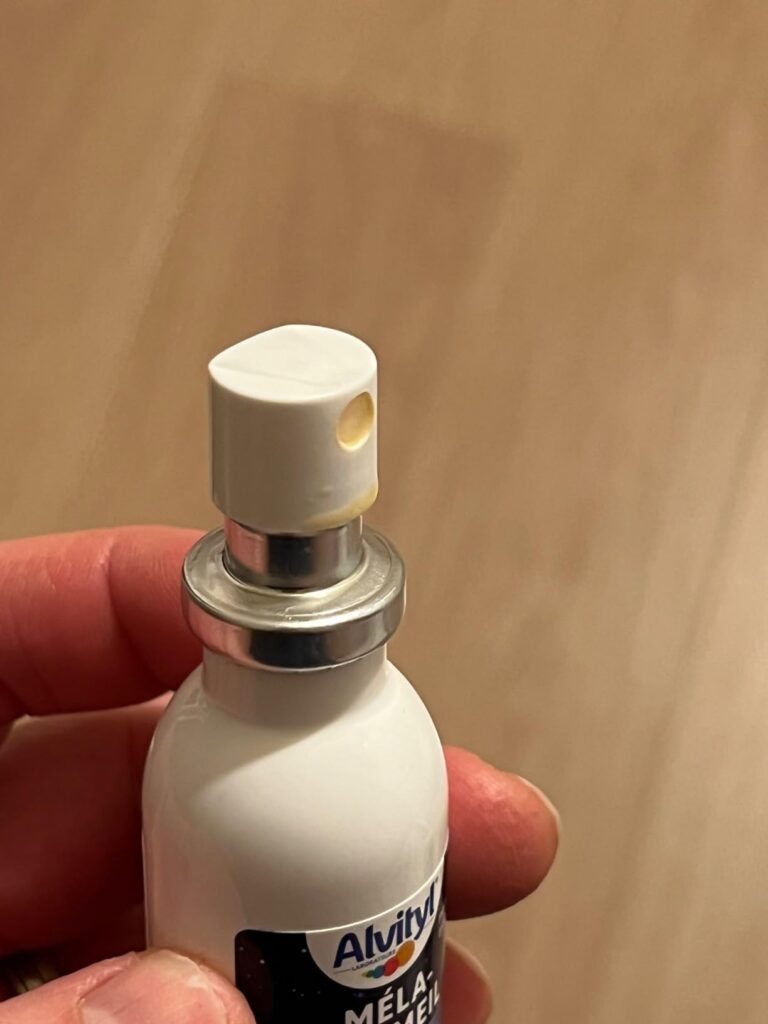 Gros plan sur le haut du flacon de Méla-Sommeil Flash, montrant le pulvérisateur.