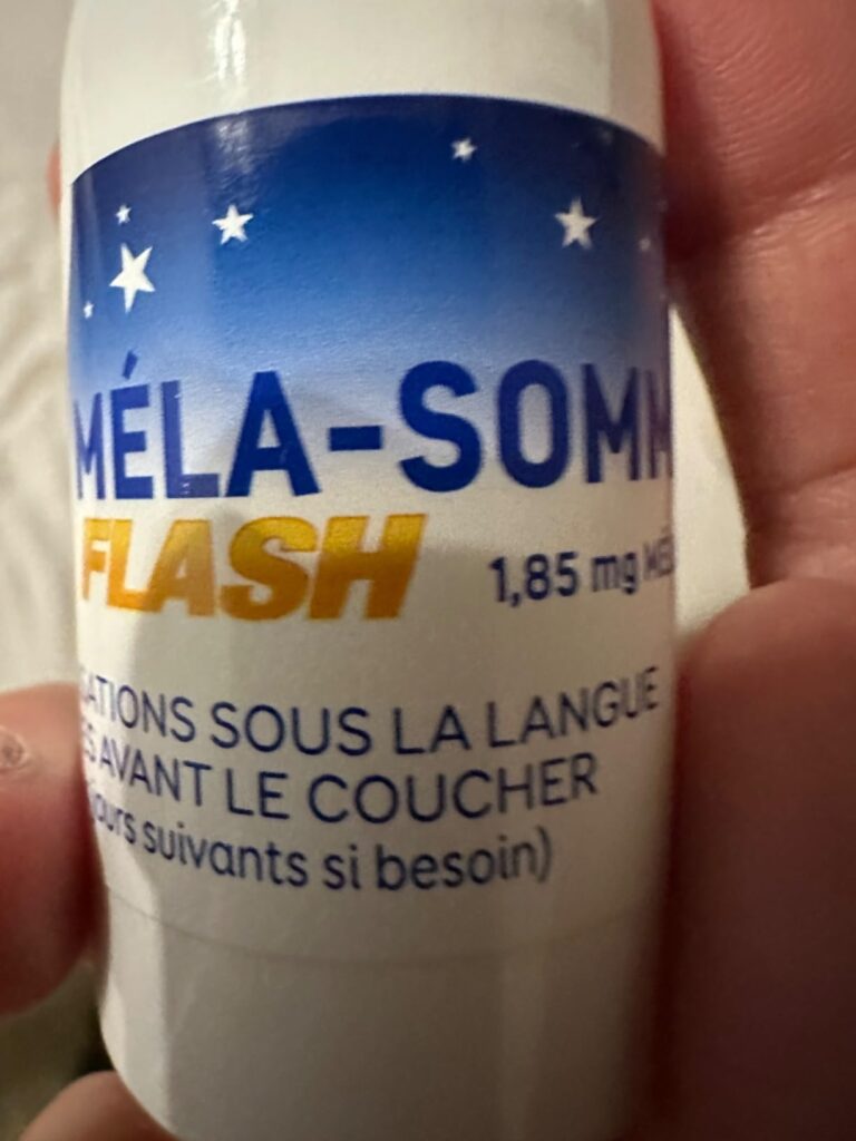 Gros plan sur l'étiquette du flacon de Méla-Sommeil Flash, détaillant le mode d'emploi.