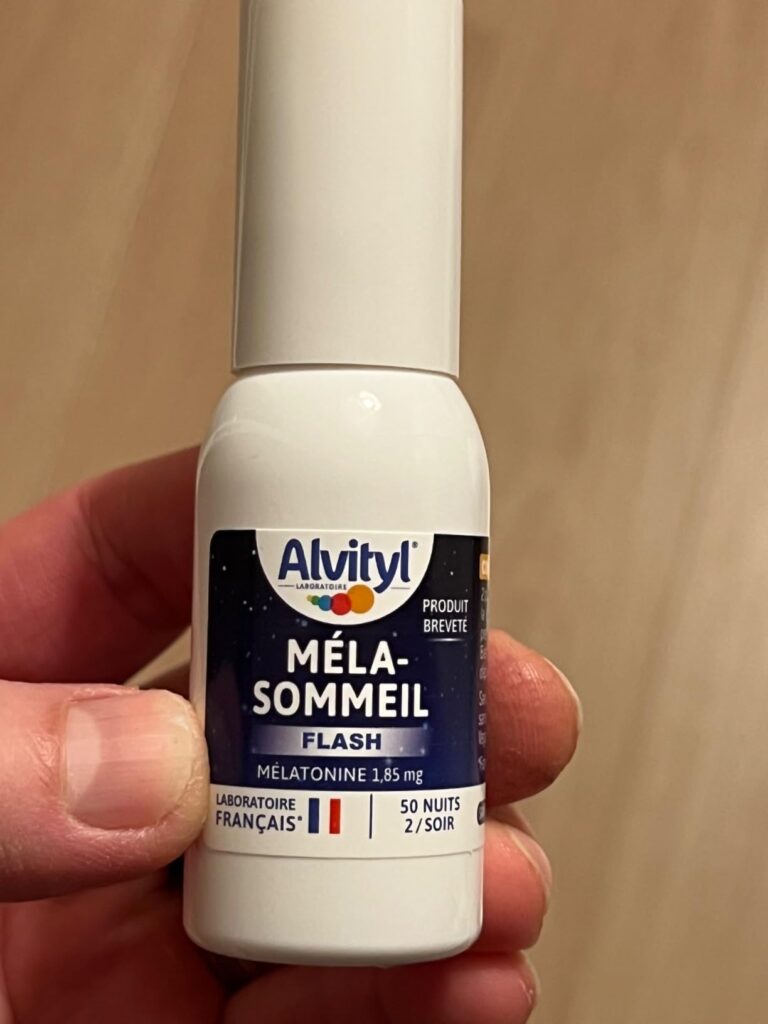 Flacon de Méla-Sommeil Flash tenu en main, présentant l'étiquette principale.