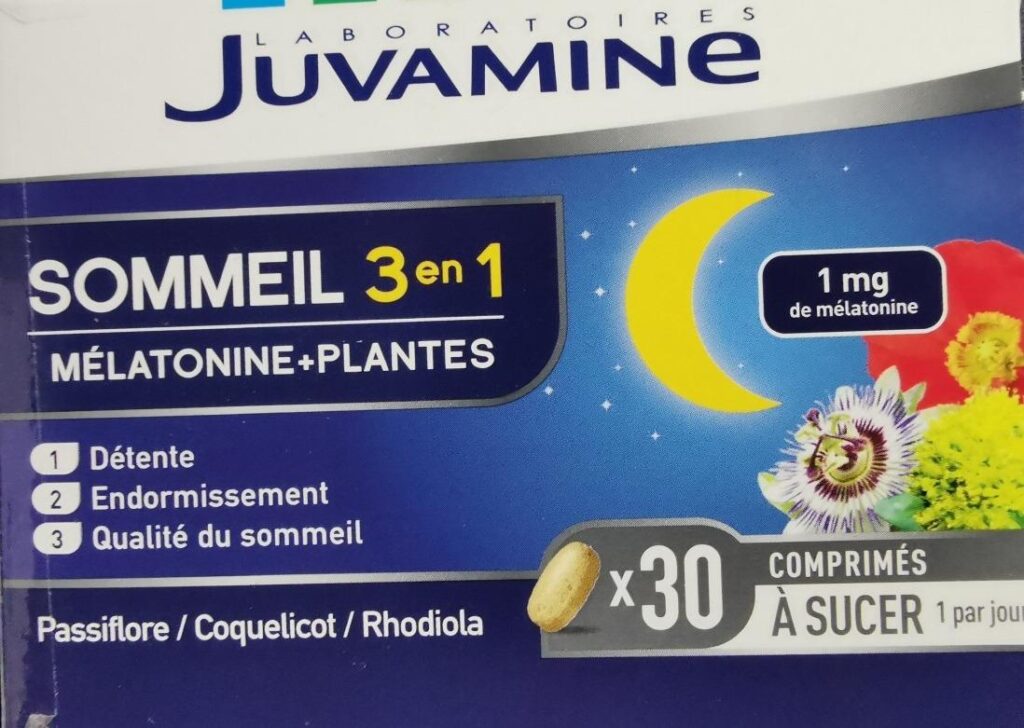 Gros plan sur la boîte Juvaflorine Sommeil 3 en 1, face avant, posée