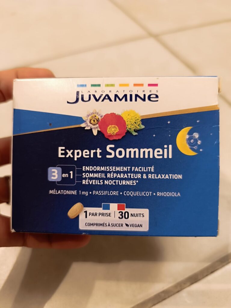 Boîte Juvaflorine Expert sommeil, face avant, tenue en main