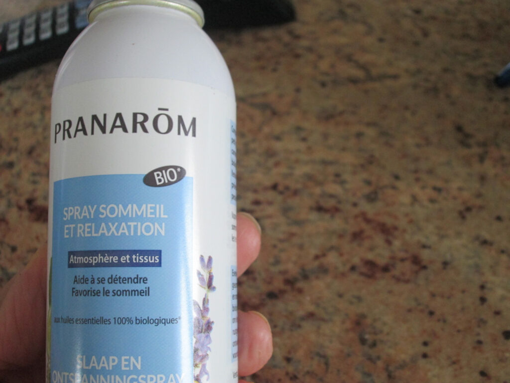 Flacon de spray Sommeil et Relaxation de Pranarôm tenu dans une main.