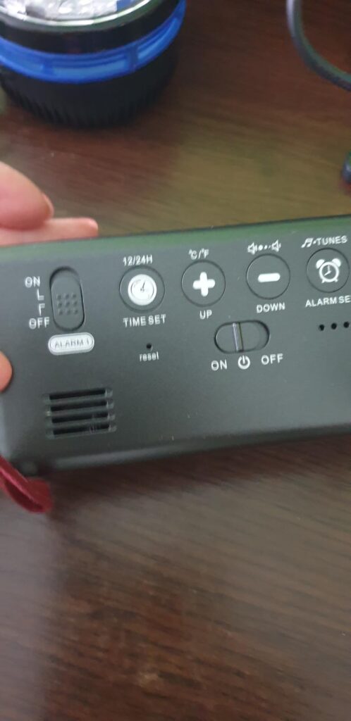 Vue de dessus du réveil, montrant les boutons de réglage et le port USB.