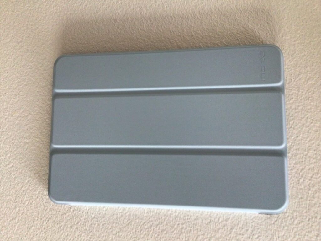 Vue de dessus de la coque de la tablette, pliée en mode support.